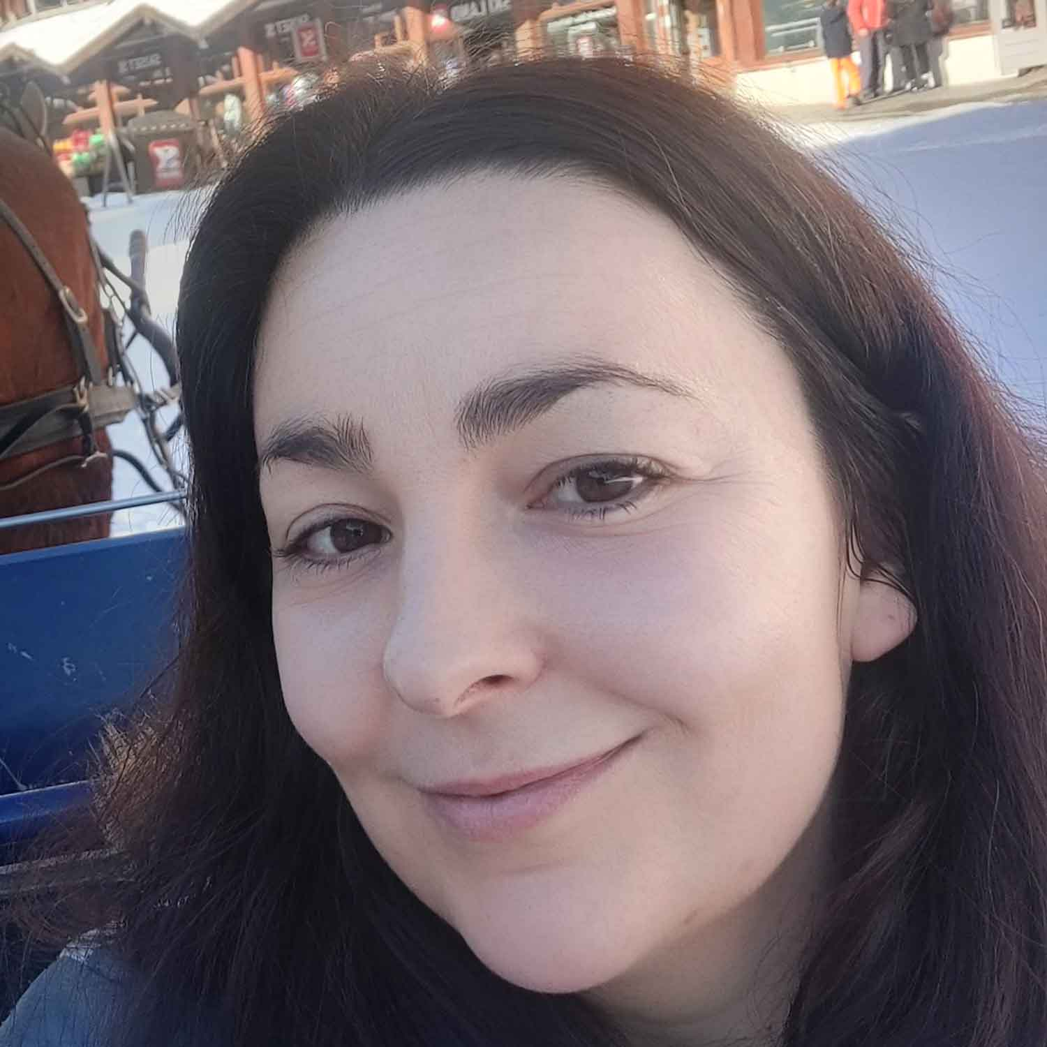dark haired woman who used microbz woman probiotic